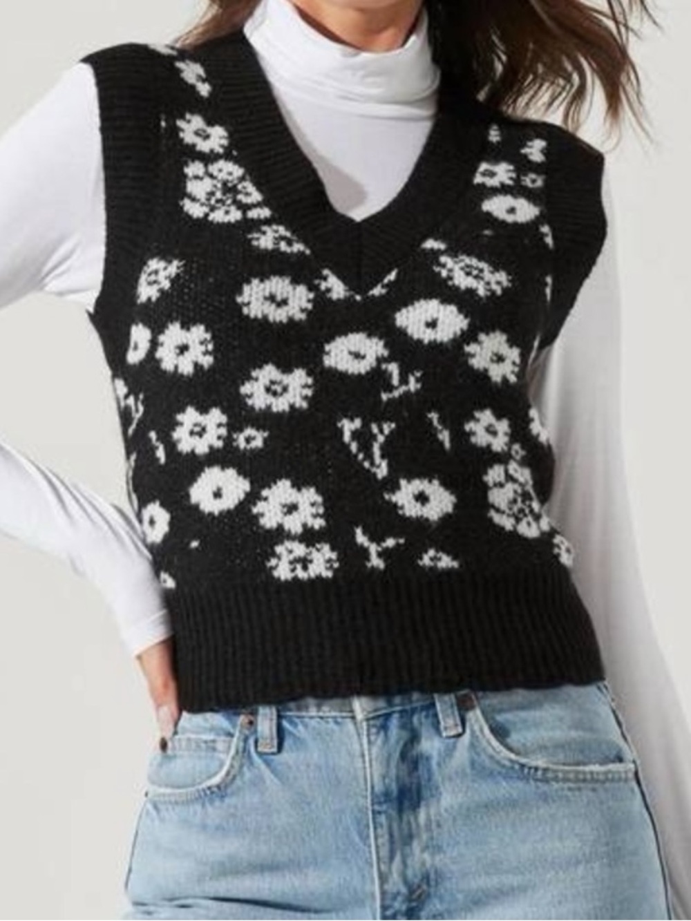 ASTR‎ Floral Plunge Neckline Sweater Vest